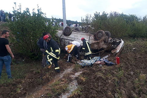 Tavas’ta minibüs tarlaya yuvarlandı: 8 yaralı
