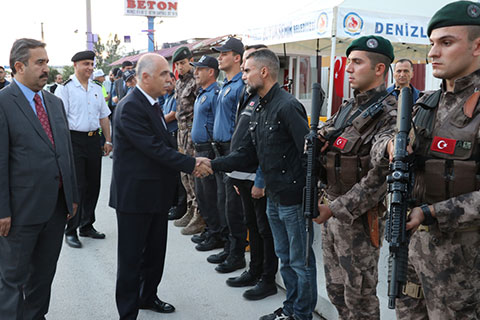 Vali Karahan, uygulama noktasında polislerle iftar yaptı