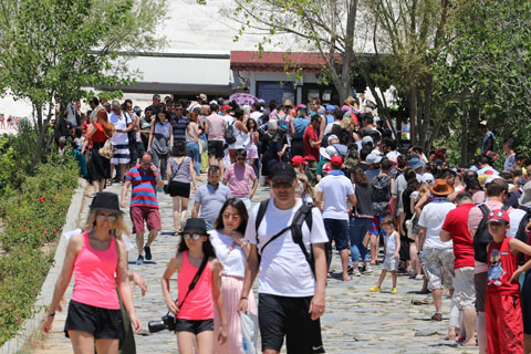 PAMUKKALE’YE 80 BİN TURİST GİRİŞ YAPTI