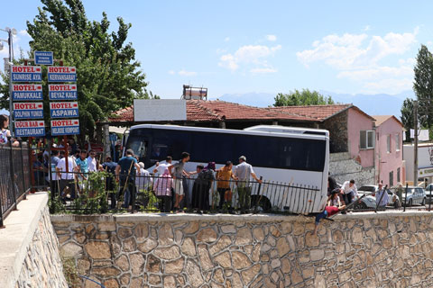 Turisti ezen midibüsün şoförü tutuklandı
