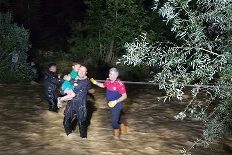 Balık tutan 4 kişi sular yükselince mahsur kaldı