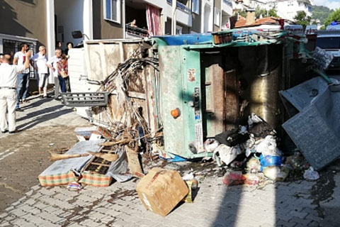 Buldan’da çöp kamyonu devrildi, sürücü yaralandı
