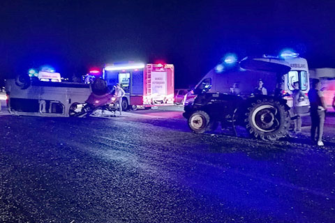 Buldan’da minibüs ile traktör çarpıştı: 3 yaralı