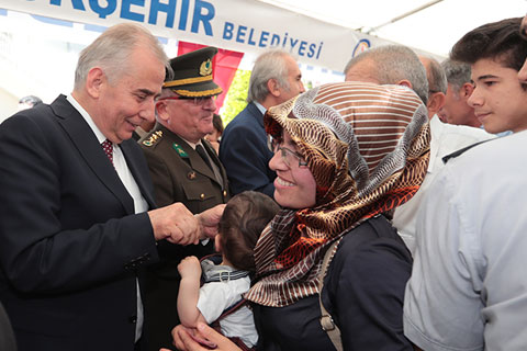 Bayramlaşma töreni Büyükşehir Belediyesi önünde yapıldı