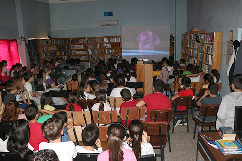 Öğrencileri kütüphaneye çekmek için sinema kuruldu