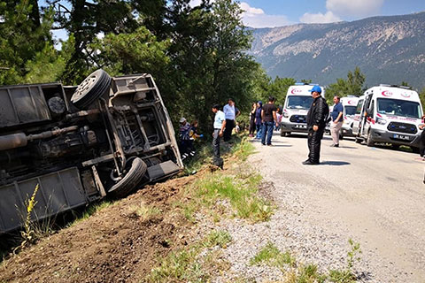 Öğretmenler ve çocukları taşıyan midibüs devrildi: 17 yaralı
