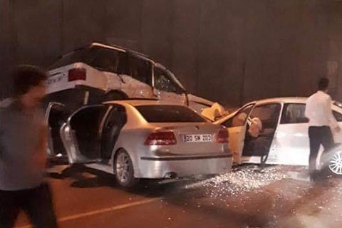 Köprülü kavşakta zincirleme kaza