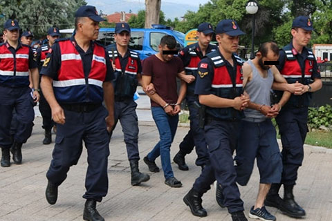 Bir kişiyi döverek öldürdükleri iddia edilen 4 zanlı adliyede