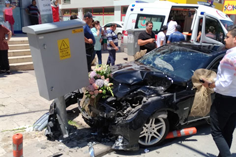 Düğünlerine giderken kaza yaptılar