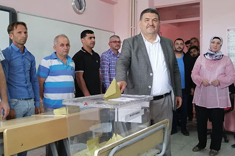 Cumhur İttifakı Adayı Turgut Devecioğlu oyunu kullandı