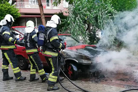 Otomobil seyir halinde yanmaya başladı