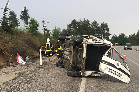 Hafif ticari araç devrildi: 6 yaralı