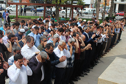 Mursi için gıyabi cenaze namazı kılındı