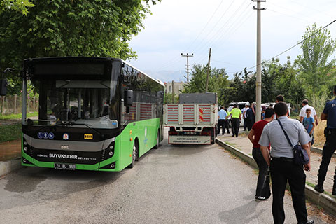 Belediye otobüsü ile kamyon çarpıştı, hamile kadın yaralandı