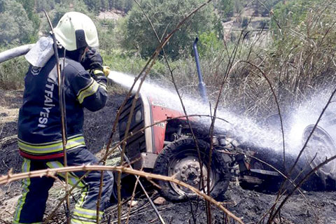 Tarlada alev alan traktör kullanılamaz hale geldi