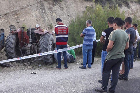 Devrilen traktörün altında kaldı