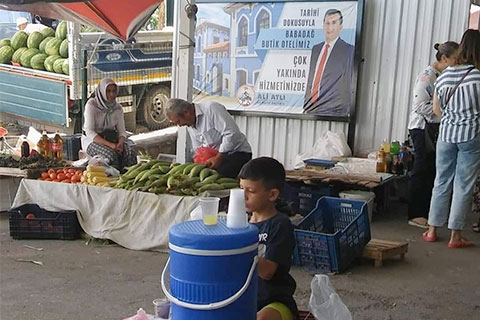 Belediye Başkanı Ali Atlı’nın oğlu pazarda limonata satıyor