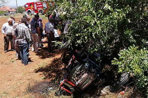 Çal’da iki kişi traktörün altında kaldı
