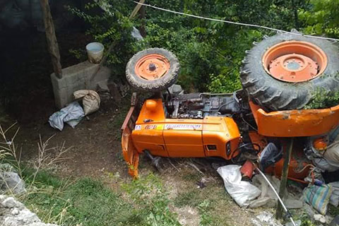 Traktör bahçeye düştü: 1’i ağır 5 yaralı