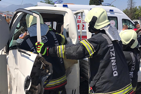 Hacıeyüplü’de iki ticari araç çarpıştı