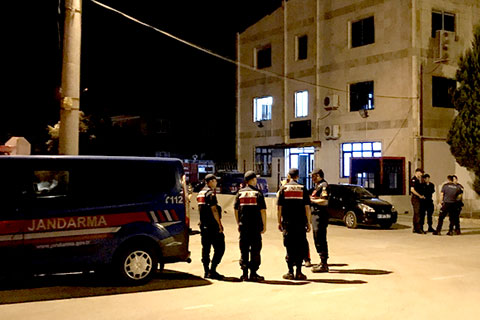 Taciz iddiasıyla tutuklanan kişinin eşyalarını ateşe verdiler