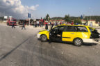 Freni boşalan tır ticari taksiye çarptı