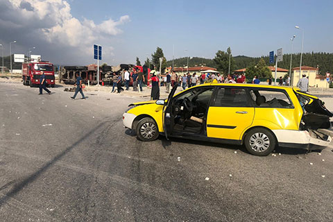 Freni boşalan tır ticari taksiye çarptı
