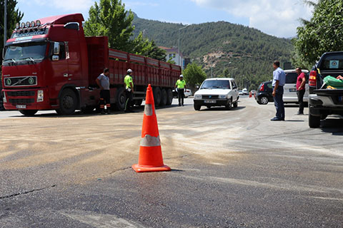 Tırın deposu mazgala takıldı, 450 litre yakıt yola aktı
