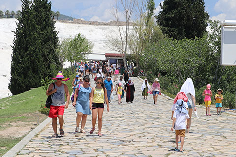 Pamukkale, yılın ilk 6 aylık bölümünde 1 milyon ziyaretçiyi ağırladı