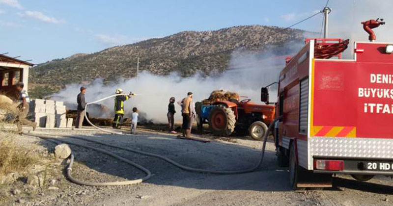 Traktör römorkundaki saman alev aldı