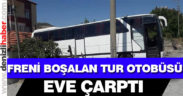Freni boşalan tur otobüsü eve çarptı