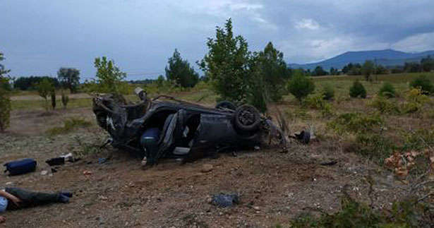 Acıpayam’da otomobil şarampole devrildi
