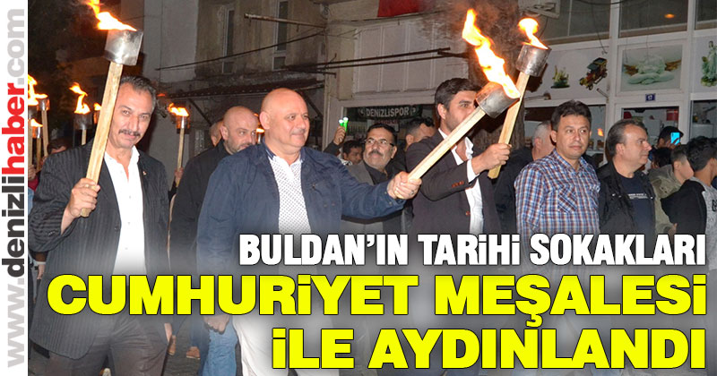 Buldan’ın tarihi sokakları Cumhuriyet meşalesiyle aydınlandı