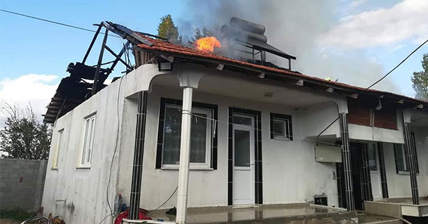 Çatıdan alevler yükseldi, itfaiye seferber oldu
