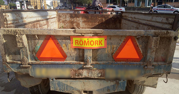 Traktör sürücülerine reflektör uyarısı