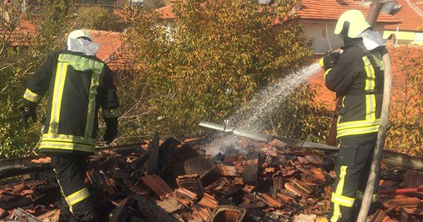 Tavas’ta çatı alevlere teslim oldu