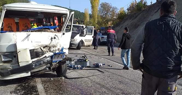 Kafa kafaya çarpıştılar: 2 yaralı