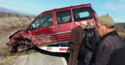 Tekeri fırlayan araç tarlaya uçtu