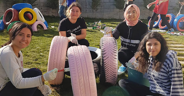 Öğrenciler atık lastiklerle bahçe düzenlemesi yaptı