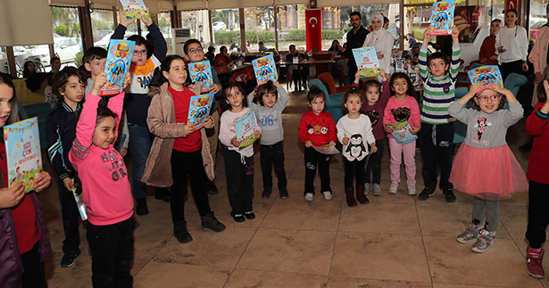Aileler kitap okumak için bir araya geldi