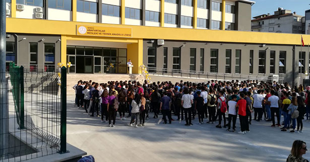 Yurdun çatısı uçup lise bahçesine düştü