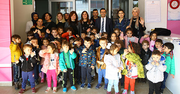 Sevgi Eli’ne oyuncaklarını bağışladılar