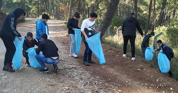 Küçük ülkücülerden çevre temizliği