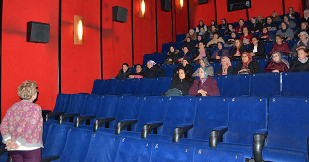 Başkan Çelik kadınlarla film izledi