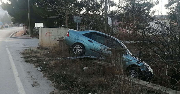 Yoldan çıktı, duvarda asılı kaldı