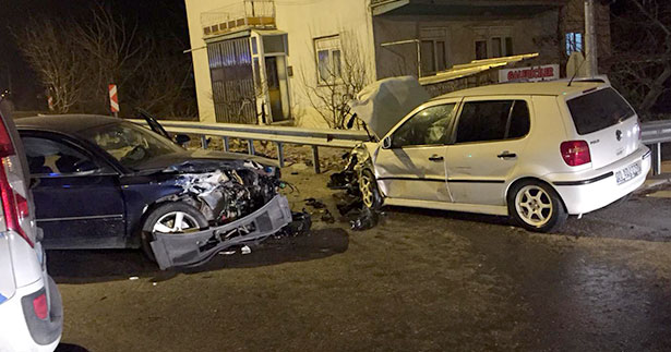 Çivril’de iki otomobil kafa kafaya çarpıştı