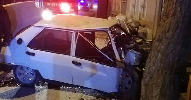 Otomobil ağaca çarptı, hurdaya döndü