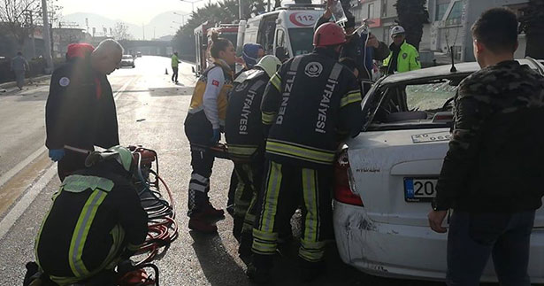 Hurdaya dönen araçtan yaralı kurtuldu