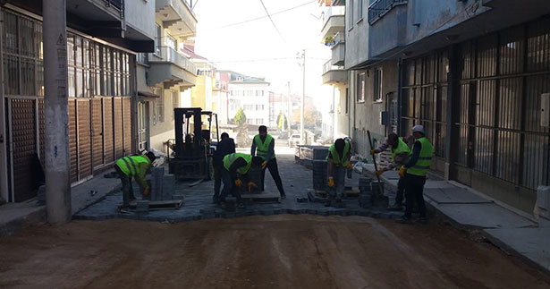 Tavas’ta yol ve parke çalışması sürüyor