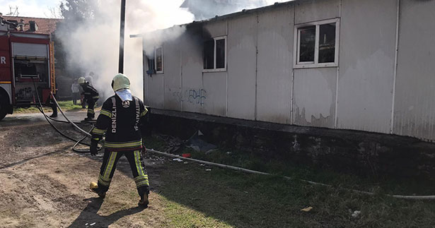 Cumhuriyet Mahallesi’nde metruk ev yandı